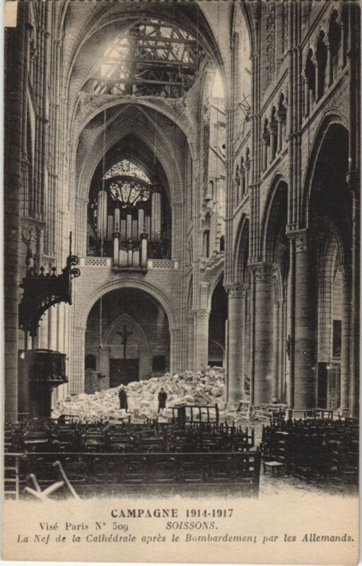Carte postale ancienne Soissons- La Nef de la Cathedrale apres la bombardement France à Soissons