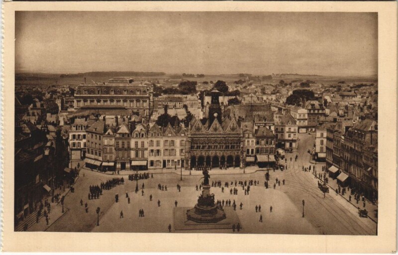 Carte postale ancienne Saint Quentin- Rathausplatz France à Saint-Quentin
