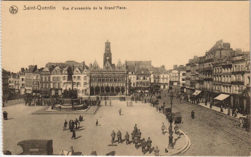 Carte postale ancienne Saint Quentin- vue d'ensemble de la Grand Place France à Saint-Quentin