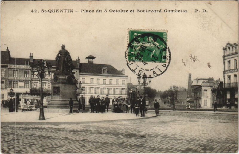 Carte postale ancienne Saint Quentin- Place du 8 Octobre&Boulevard Gambetta France à Saint-Quentin