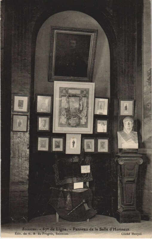 Carte postale ancienne Soissons- Panneau de la Salle d'HOnneur France à Soissons