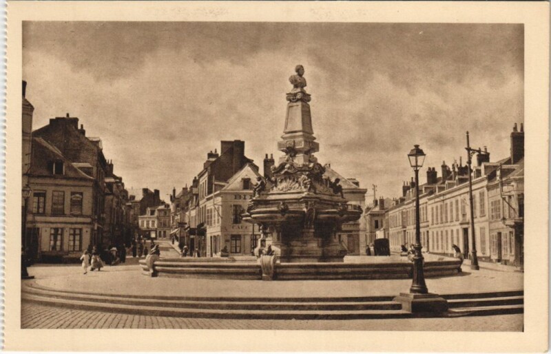 Carte postale ancienne Saint Quentin- Place du 8 Octobre France à Saint-Quentin
