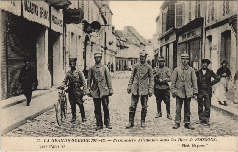 Carte postale ancienne Soissons- Prisonniers allemands dans les rues France à Soissons