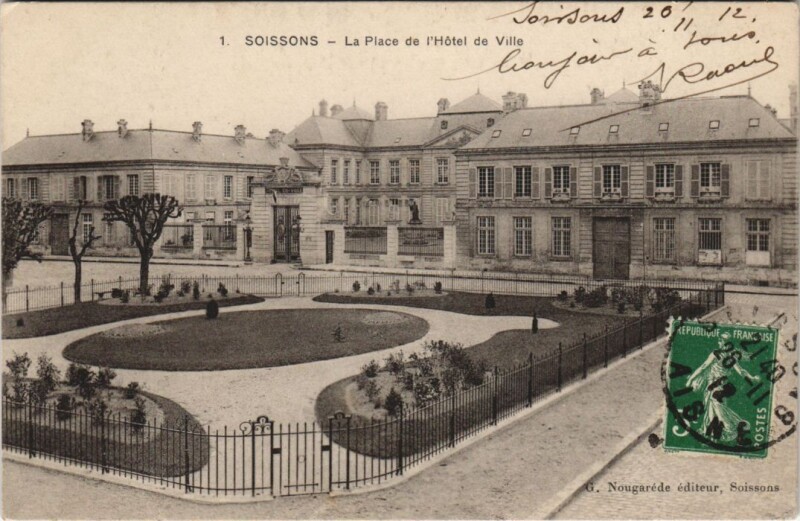 Carte postale ancienne Soissons- La Place de l'Hotel de Ville France à Soissons