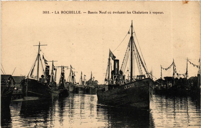 Carte postale ancienne La Rochelle - Bassin Neuf ou évoluent les Chalutiers a vapeur à La Rochelle