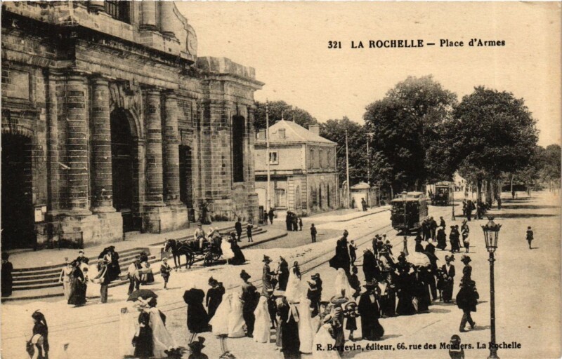 Carte postale ancienne La Rochelle - Place d'Armes à La Rochelle