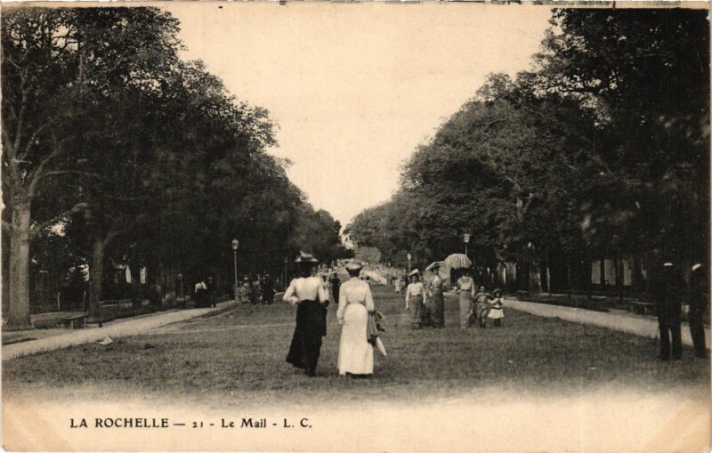 Carte postale ancienne La Rochelle - Le Mail à La Rochelle