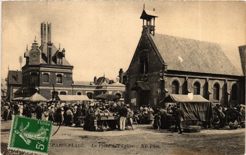 Carte postale ancienne Paris-Plage - La Place de L'Eglise