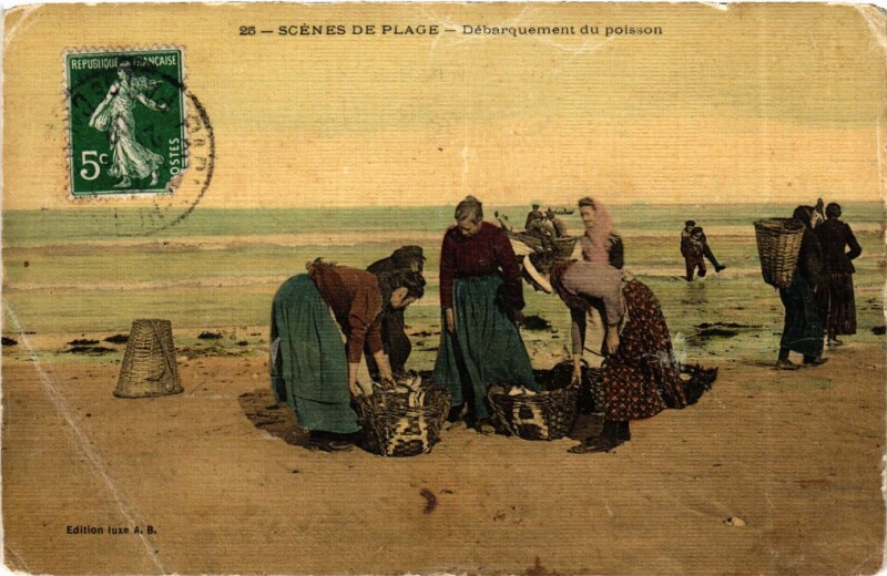 Carte postale ancienne Scénes de Plage - Déparquement du poisson