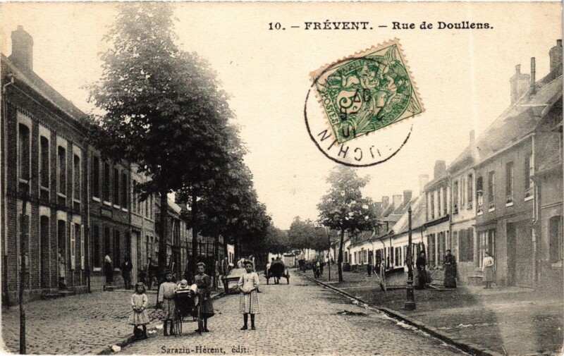 Carte postale ancienne Frevent - Rue de Douliens à Frévent