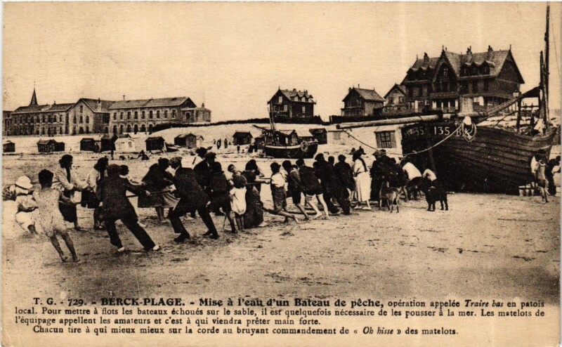 Carte postale ancienne Berck-Plage - Mise a l'eau d'un Bateau de péche opération appelée. à Berck