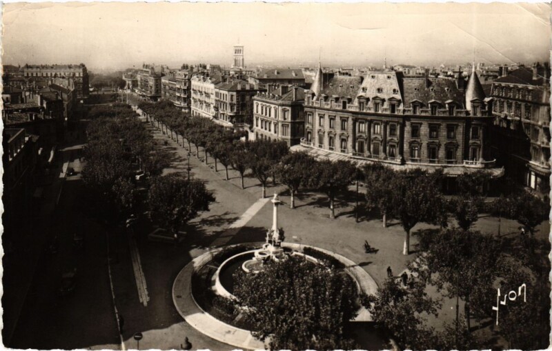 Carte postale ancienne Valence Bd. Bancel Fontaine monumentale à Valence