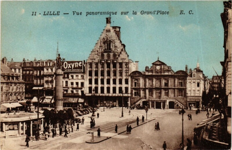 Carte postale ancienne Lille Vue panoramique sur la Grand'Place à Lille