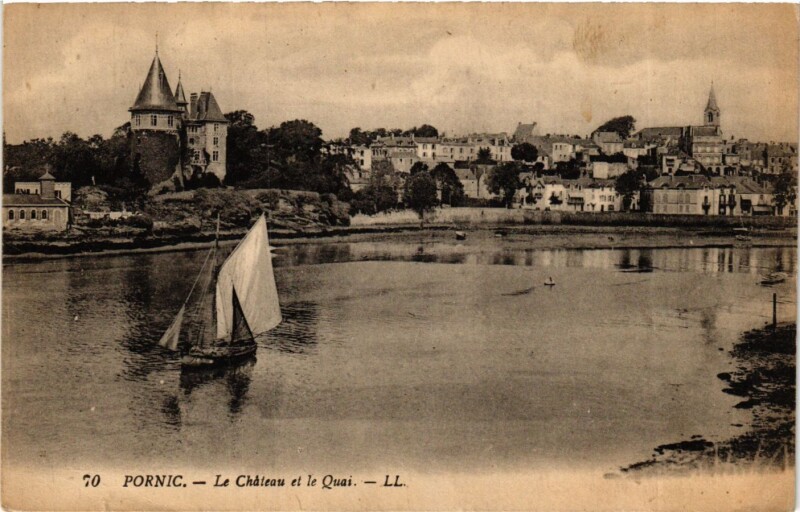 Carte postale ancienne Nantes Vue du quai de la Fosse station à Nantes
