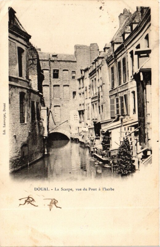 Carte postale ancienne Nord Douai La Scarpe vue du Pont a l'herbe à Douai