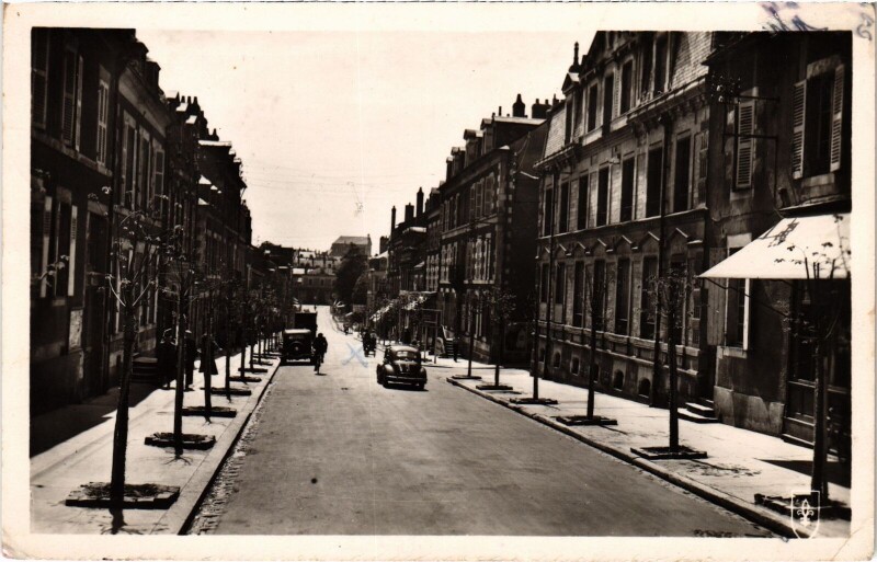 Carte postale ancienne Nevers L'Avenue de la Gare Nievre à Nevers