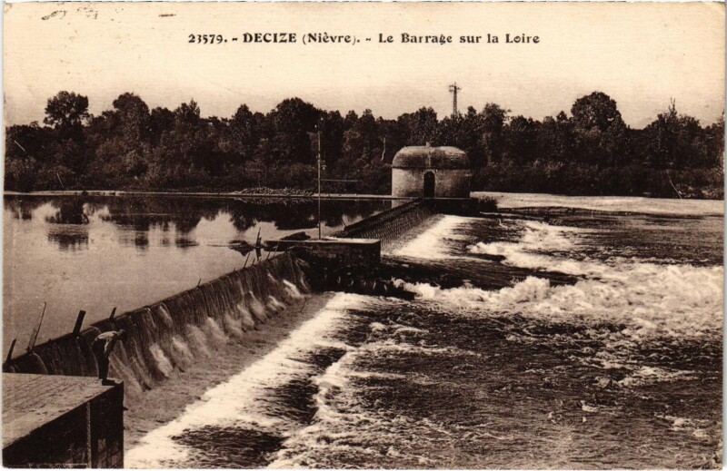 Carte postale ancienne Decize Le Barrage sur la Loire Nievre à Decize