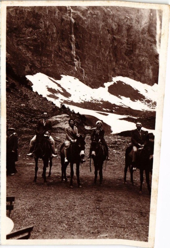 Carte postale ancienne Gavarnie - Vue prise devant l'Hotel du cirque