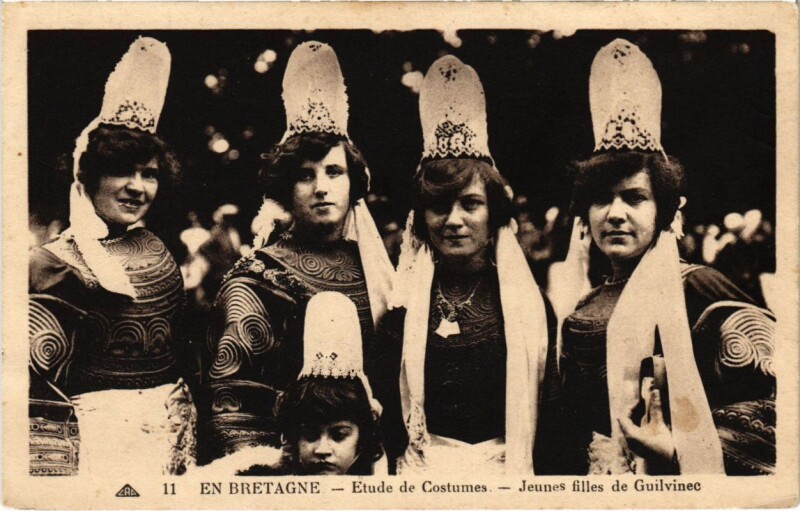 Carte postale ancienne Guilvinec - Jeunes Filles de Guilvinec - Etude des Costumes à Guilvinec