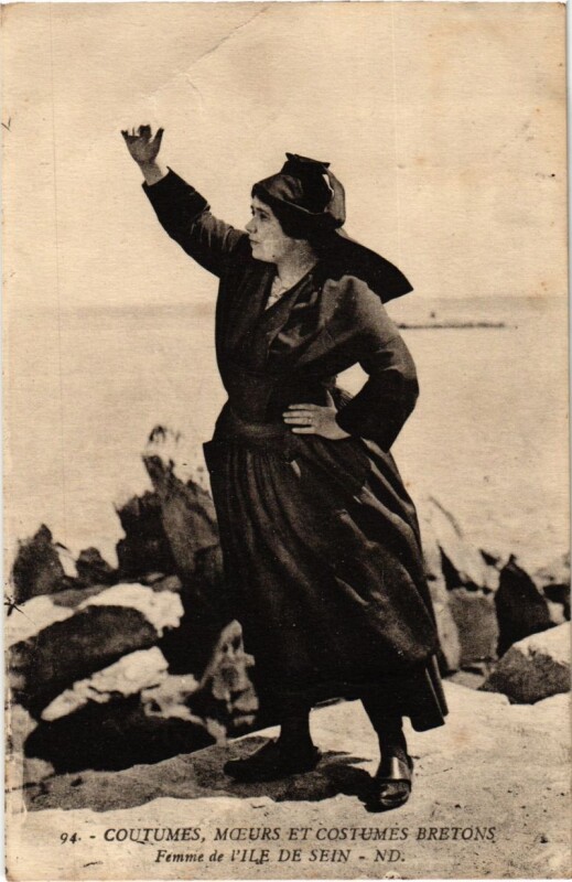 Carte postale ancienne Ile de Sein - Femme de l'Ile de Sein - Type - Folklore à Île-de-Sein