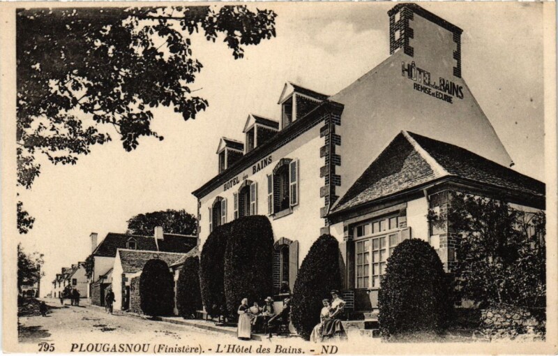 Carte postale ancienne Plougasnou - L'Hotel des Bains à Plougasnou