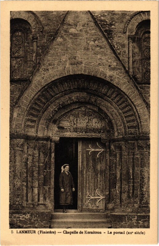Carte postale ancienne Chapelle de Kernitron - Le portail (XIIe siècle) à Lanmeur