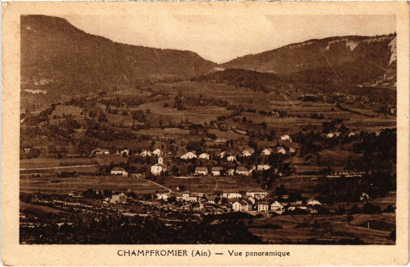 Carte postale ancienne Champfromier - Vue panoramique à Champfromier