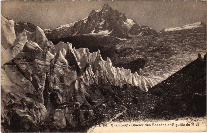 Carte postale ancienne Chamonix - Glacier des Bossons et Aiguille du Midi