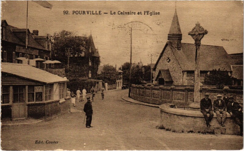 Carte postale ancienne Pourville - Le Calvaire et l'Eglise