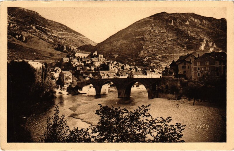 Carte postale ancienne Gorges du Tarn - Sainte-Enimie - Occupe une situation reamrquable a