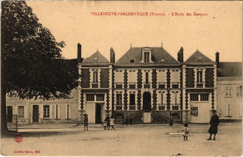 Carte postale ancienne Villeneuve-Parcheveque - L'Ecole des Garcons