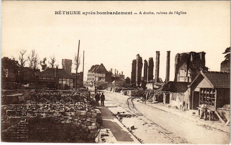 Carte postale ancienne Bethune - apres bombardement a droite ruines de l'eglise à Béthune