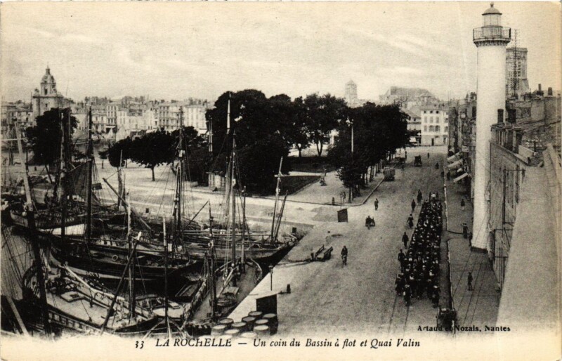 Carte postale ancienne La Rochelle - Un coin du Bassin aflot et Quai Valin à La Rochelle