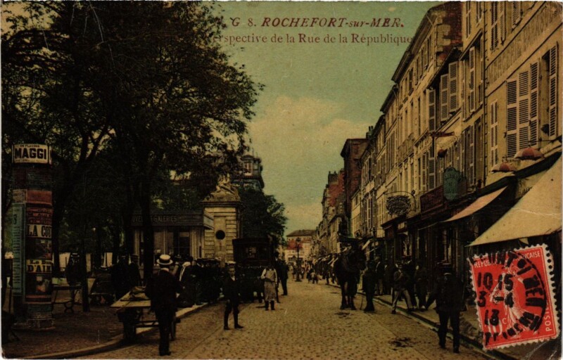 Carte postale ancienne Rochefort-sur-Mer - Perspective de la Rue de la République à Rochefort