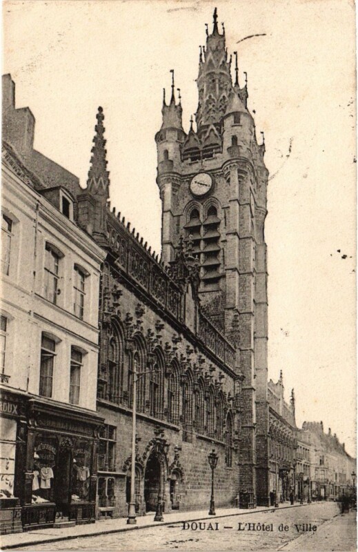 Carte postale ancienne Nord Douai L'Hotel de Ville tour à Douai
