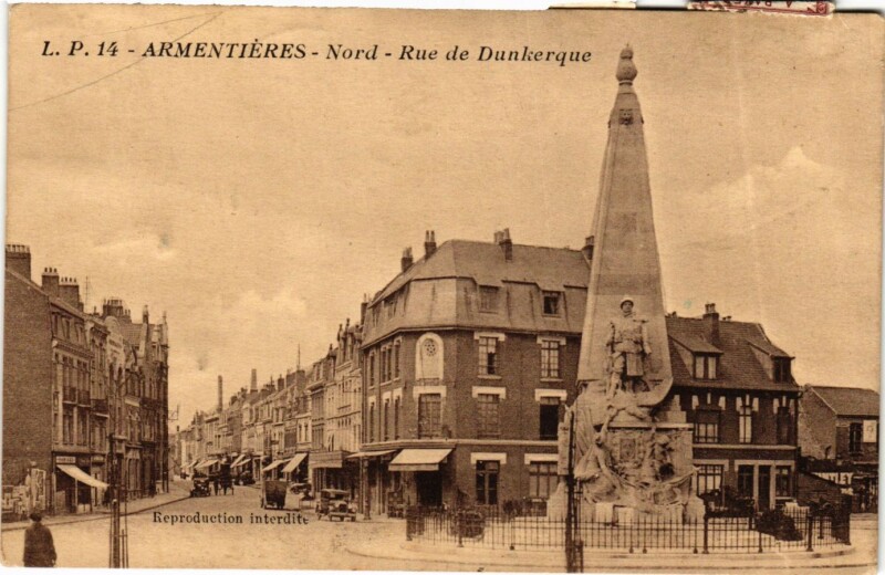 Carte postale ancienne Armentieres Rue de Dunkerque monument à Dunkerque