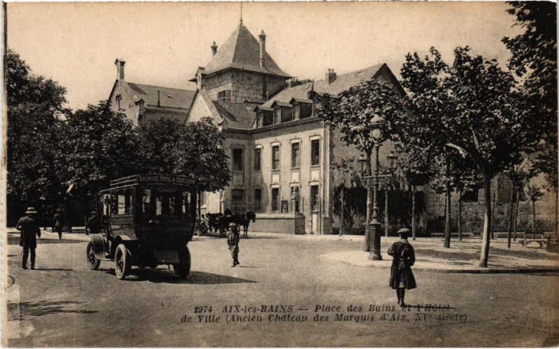Carte postale ancienne Aix-les-Bains - Place des Bains et l'Hotel de Ville à Aix-les-Bains