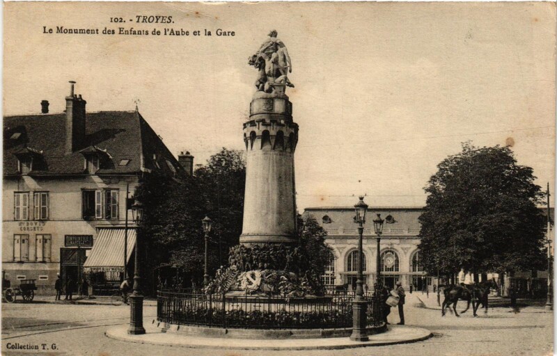 Carte postale ancienne Troyes- Monument des Enfants de l'Aube et la Gare France à Troyes