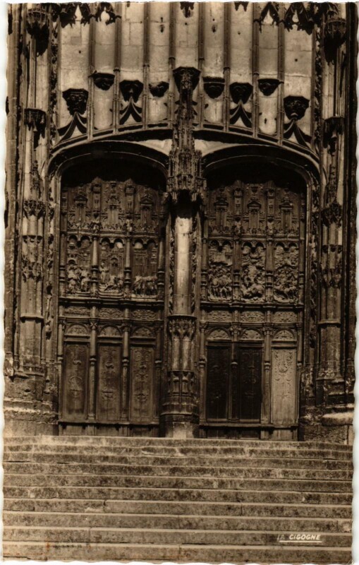 Carte postale ancienne Beauvais- Cathedrale Saint Pierre , le Portail France à Beauvais