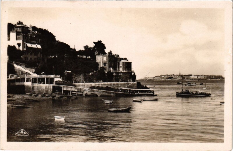 Carte postale ancienne Dinard- Les Vedettes Vertes France à Dinard