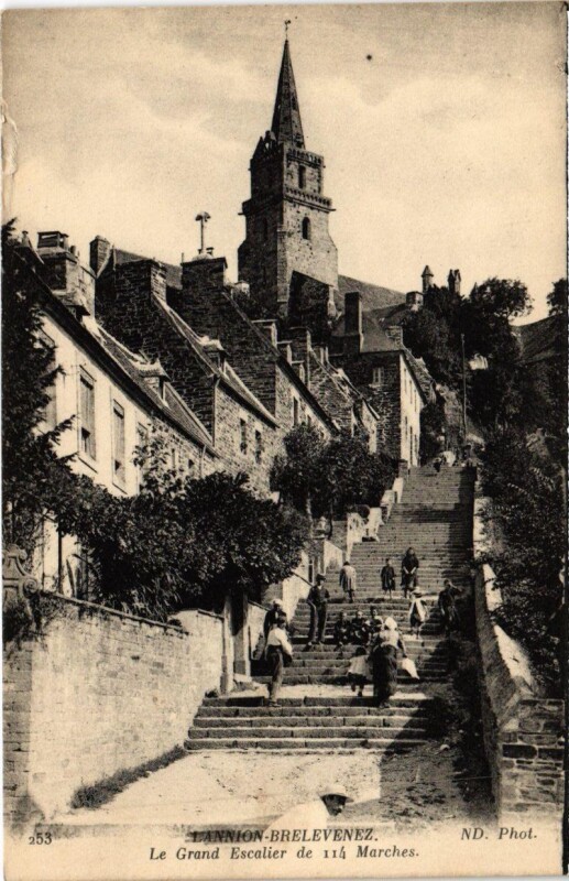 Carte postale ancienne Brelevenez - Le Grand Escalier
