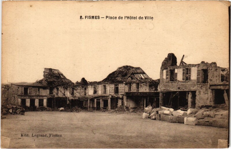 Carte postale ancienne Fismes - Place de l'Hotel de Ville à Fismes