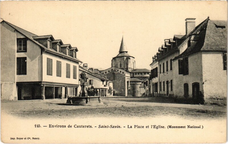 Carte postale ancienne Environs de Cauterets - Saint-Savin- La Place et l'Eglise à Cauterets