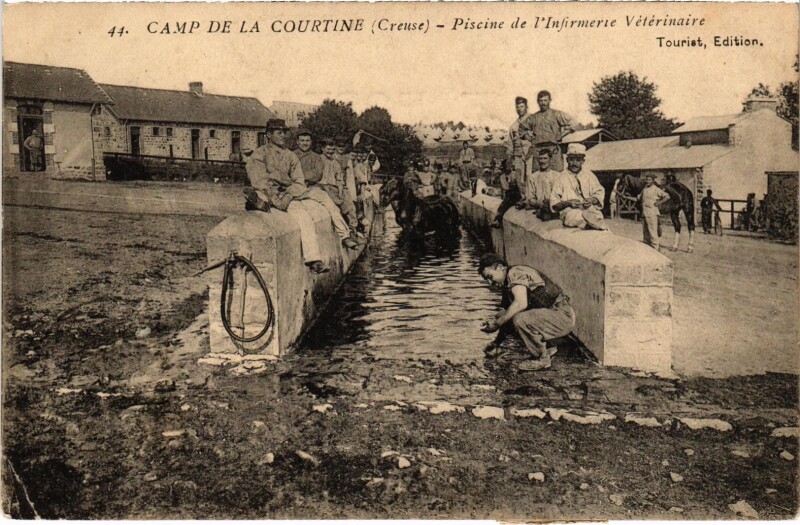Carte postale ancienne Militaire Camp de La Courtine - Piscine de l'Infirmerie à La Courtine