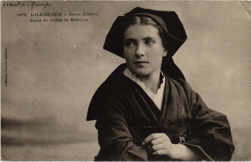 Carte postale ancienne Ile de Sein - Jeune Illienne - Etude de Coiffes de Bretagne à Île-de-Sein