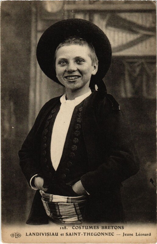Carte postale ancienne Saint-Thegonnec - Landivisiau - Jeune Leonard - Costumes Bretons à Landivisiau