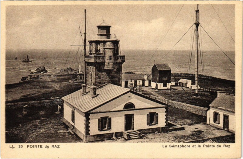 Carte postale ancienne La Pointe du Raz - Le Semaphore et La Pointe du Raz