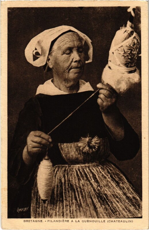 Carte postale ancienne Chateaulin - Filandiere a la Quenouille - Folklore - Bretagne à Châteaulin