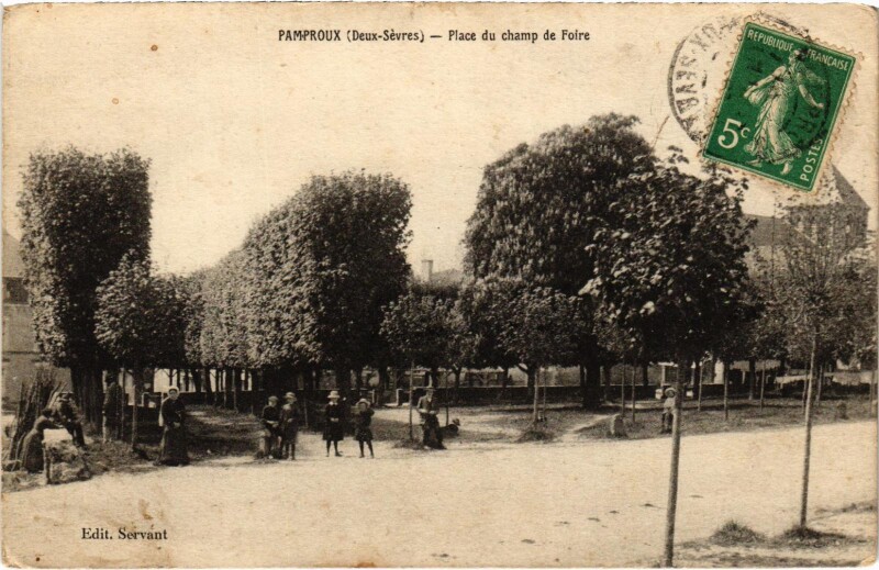 Carte postale ancienne Place du champ de Foire