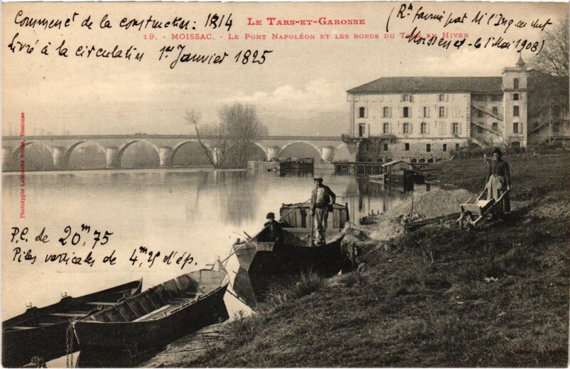 Carte postale ancienne Moissac Le Pont Napoleon et les Bords à Moissac